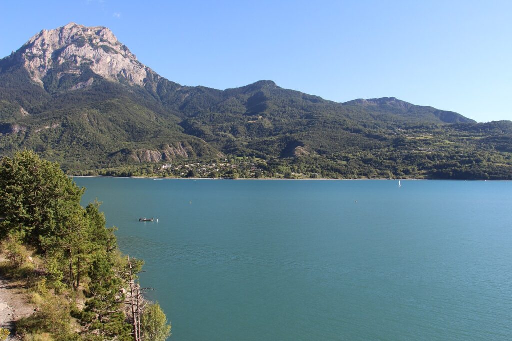 lac de serre-ponçon, près de Briançon