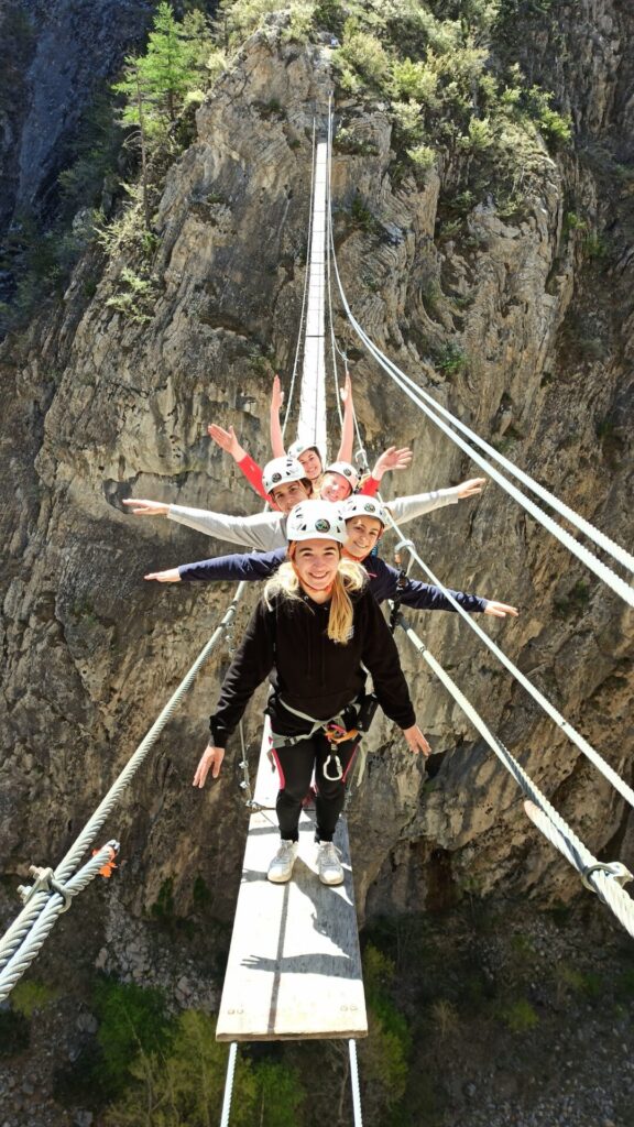 groupe sur une passerelle en via ferrata