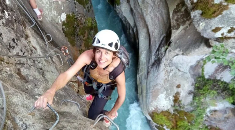 via ferrata à ailefroide dans les hautes-alpes, à serre-chevalier près de Briançon