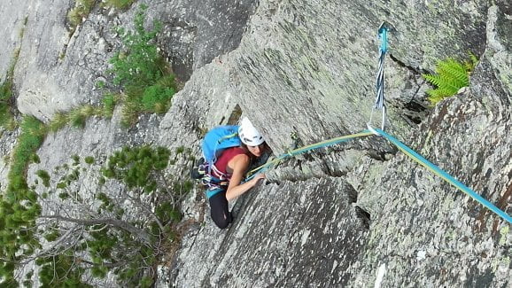 Femme escaladant une grande voie à Ailefroide dans les Écrins, près de Briançon