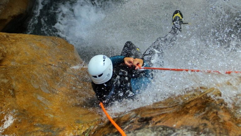 Rappel sous cascade au Canyon des Acles à Briançon