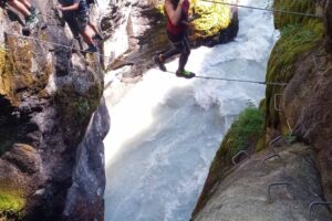 Passerelle au-dessus de l'eau - Via Ferrata à Briançon